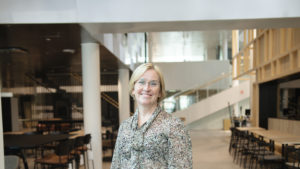 Science Parks receptionist Agneta Hedengren står i en lounge i Science Park Towers