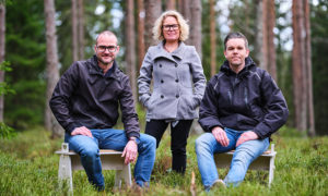Teamet på Starrike och Wog Trä sitter i skogen på sina nya modulmöbler.