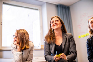 Två av Science Parks medarbetare sitter tillsammans i ett rum. I bilden syns Emilia Sundberg och Carola Öberg. De ser glada ut och ler.