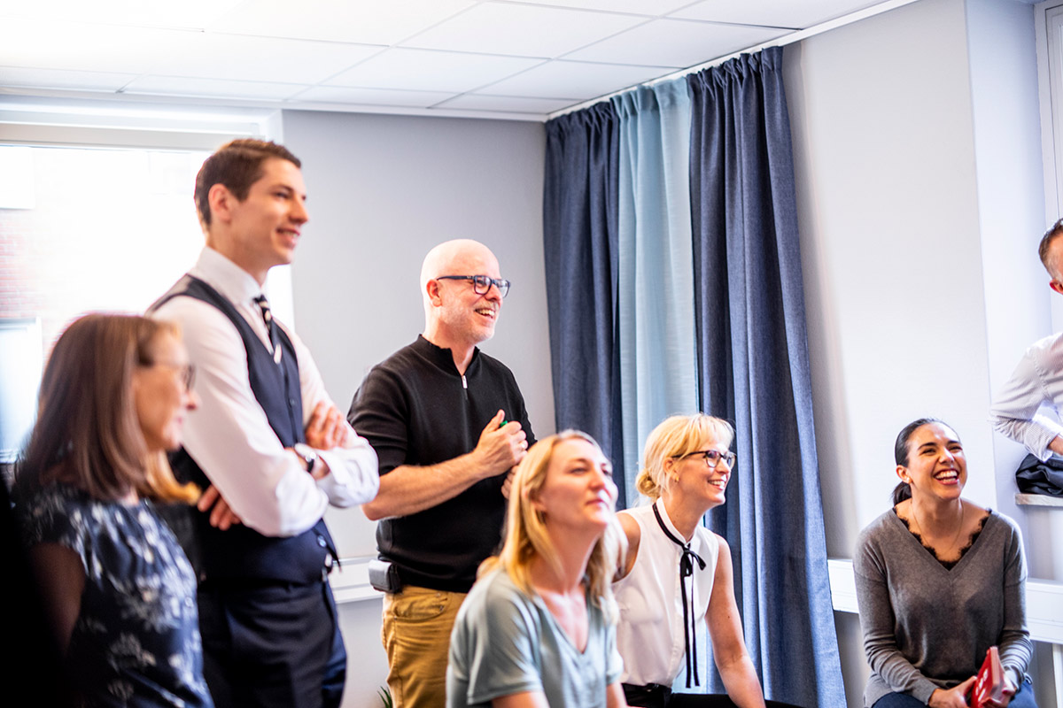 En grupp medarbetare på Science Park står tillsammans och deltar i en workshop.