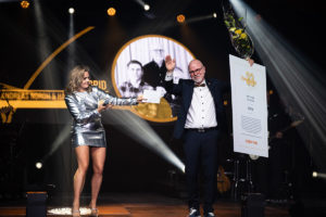 Lars Birging från startupen Zigrid tar emot pris som Årets innovation i Jönköpings län. Priset delades ut på Jönköpingsgalan 2023 av komikern Sofia Dahlén.