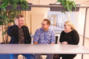 Entreprenörerna Erik Hermansson, Glenn Winbo Sondell och Ann Winbo sitter vid ett bord i Science Parks coworkingmiljö.