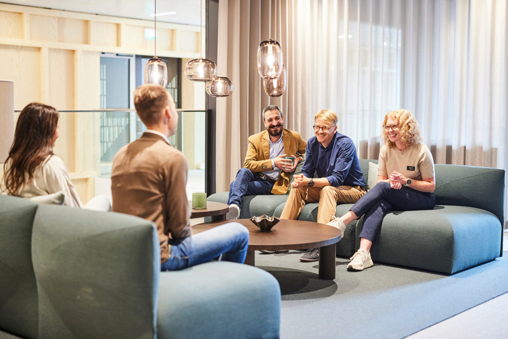 En grupp m&auml;nniskor sitter tillsammans i en lounge i Science Park Towers i J&ouml;nk&ouml;ping.