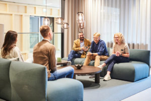 En grupp människor sitter tillsammans i en lounge i Science Park Towers i Jönköping.
