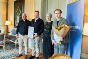 John Höglund, Peter Lindqvist och Emil Falk tillsammans med landshövding Helena Jonsson.