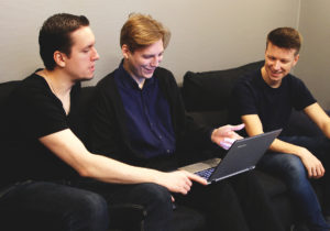 Jan-Philipp och André som grundat företaget BlockchainX sitter tillsammans med en kollega i en soffa.