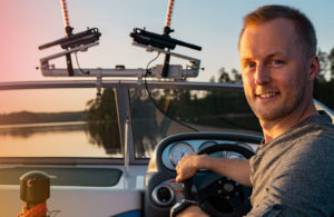 Entreprenören Erik Berghiller sitter i en båt med utrustningen han uppfunnit för revolutionera vattenskidåkning.