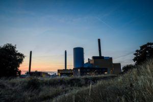 Bilden visar ett kraftverk på ön Bornholm i Danmark. Kraftverket används i ett mångmiljonprojekt som ska visa att storskalig långtidslagring av vind- och solenergi är möjlig.