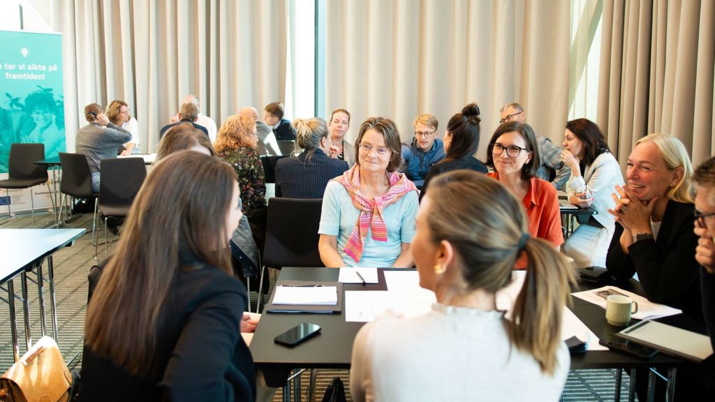 En stor grupp individer från det näringslivsfrämjande systemet i Jönköpings län har workshop i ett konferensrum.
