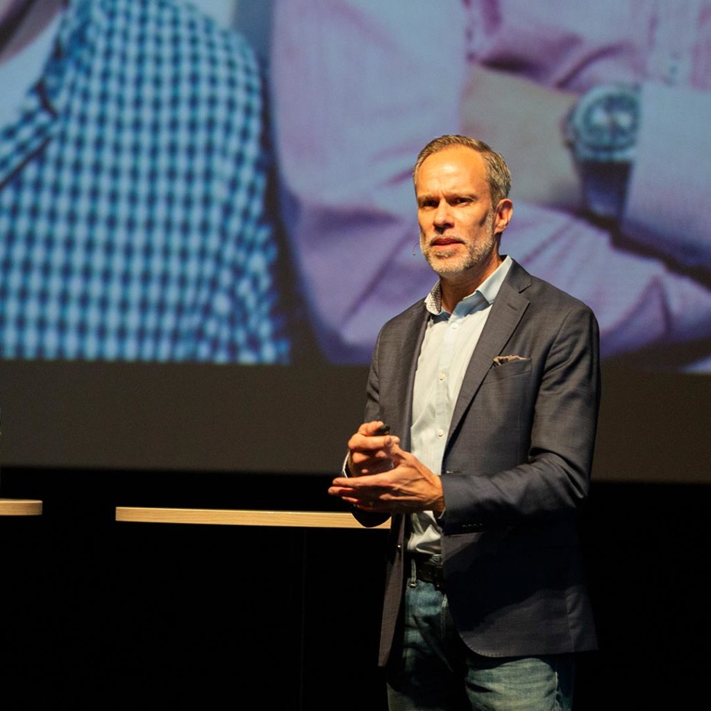 Peter Siljerud står på en scen på Kulturhuset Spira och presenterar trendrapporten "Morgondagens kund"