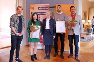 Entreprenörerna bakom företagen Multi4 och Smakk står med landshövding Helena Johansson i länsresidenset i Jönköping. De håller i diplom och blommor efter att ha tagit emot SKAPA-priset 2020.