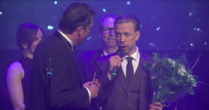 Joakim Staberg, grundare och VD på Inventech Europe står på en scen och tar emot priset Årets innovation 2017.