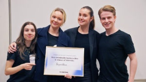 Phoebe Aschan, Matthias Sundman, Jenna Saga, Andra Neagoe och Erik Thorwalls, studenter på Jönköping University. De står på rad och håller i ett diplom.