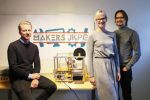 Calle Andersson, Linda Bergqvist och Andreas Axelsson står framför en skylt med texten "Makers Jkpg".