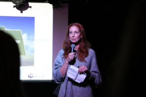 Entreprenören Sofia Appelgren står på scen och pratar i en mikrofon.
