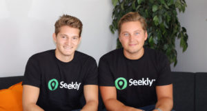 Oscar Meivert och Richard Orrebrant sitter bredvid varandra iklädda svarta tröjor med texten "Seekly".