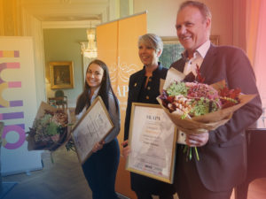Karolina Malmlöv och Conny Norman tar emot SKAPA-priset av landshövdingen i Jönköpings Län, Helena Johansson.