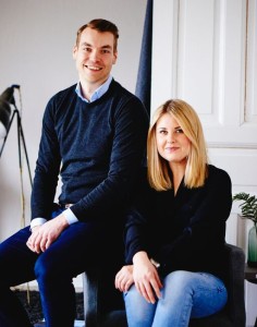 Entreprenörerna Simon Werner-Zankl och Annie Grönblad sitter på en stol på ett kontor. 