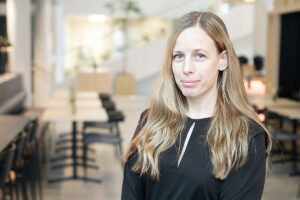 Louise Andersson som är innovationsrådgivare på Science Park Jönköpings län står inne i Science Park Towers.