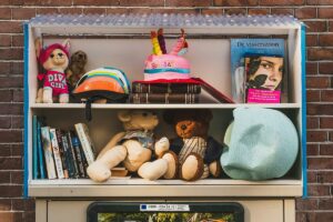Ett foto som visar en hylla fylld av återanvända leksaker och böcker.