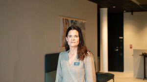 Porträtt på receptionist Sofia Forsanker, som står i en lounge i Science Park Towers.
