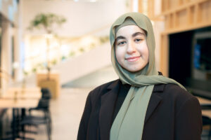 Porträttfoto på Asia Chaabi som står i restaurangen på Science Park Towers.