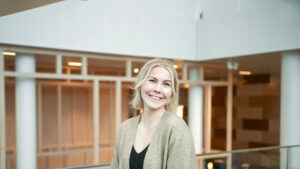 En porträttbild på Emilia Bloom som är marknadsassistent på Science Park Jönköping.