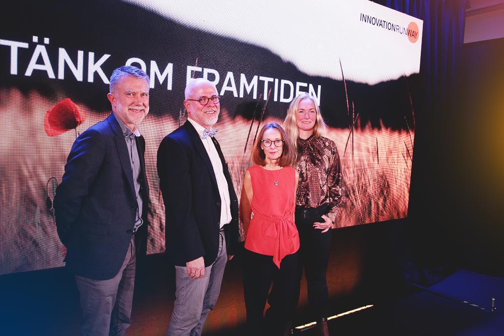Tomas Hagwall, Lars Birging, Carola Öberg och Carina Blom står på en scen. 