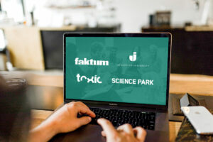 Närbild på en laptop med Science Parks, Faktums, Jönköpings Universitys och Toxics logotyp på.