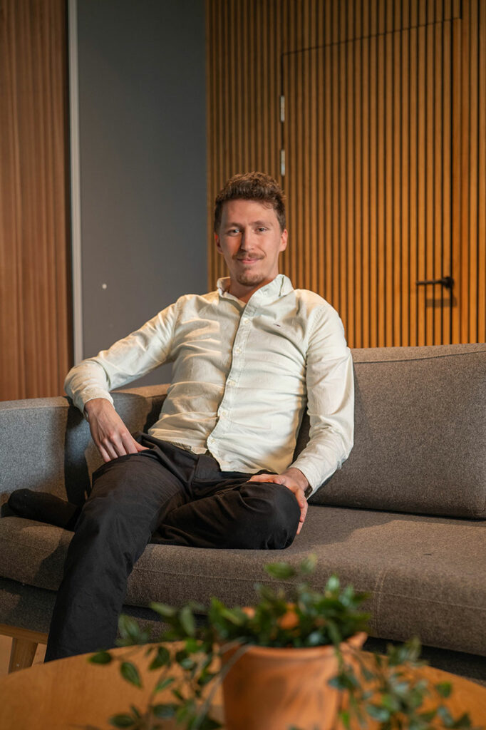 Entreprenören Philip Alm som är VD för VISS.AI sitter i en soffa. 