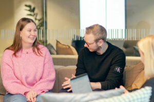 Emil Karlsson och Kajsa Vang sitter och pratar om samarbete med NutriGap