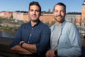 Aref Abedi, grundare av Jobylon och Simon Werner-Zankle, grundare av Trustcruit står tillsammans på en balkong. I bakgrunden syns en vy över Stockholm.
