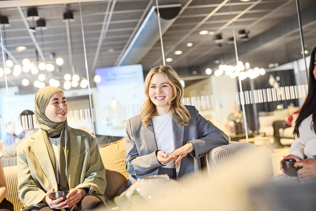 Tv&aring; studenter som sitter i en soffa i Science Parks coworking.