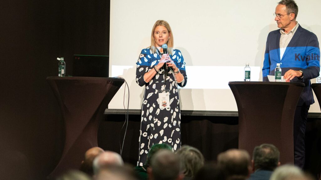 Kristin Danås, projektledare för Vision Days och Framtidsdagen i GGVV-regionen talar på en scen. 