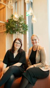 Ebba och Charlotta från MItigater sitter i en soffa i Science Park Towers.