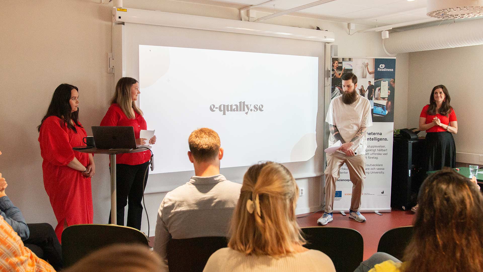 Adisa, Ida och Viktor från e-qually pitchar på Impact Demo Day.