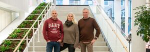 Fredrik Karlsson, Maria Petterson och Anders Östring står i mitten av en trappa i Science Park Towers.