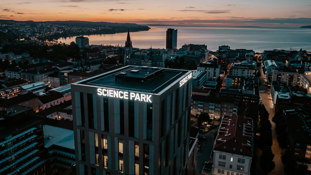 Drönarbild på Science Park Towers en sen sommarkväll. Vy över vättern och solnedgång i horisonten.