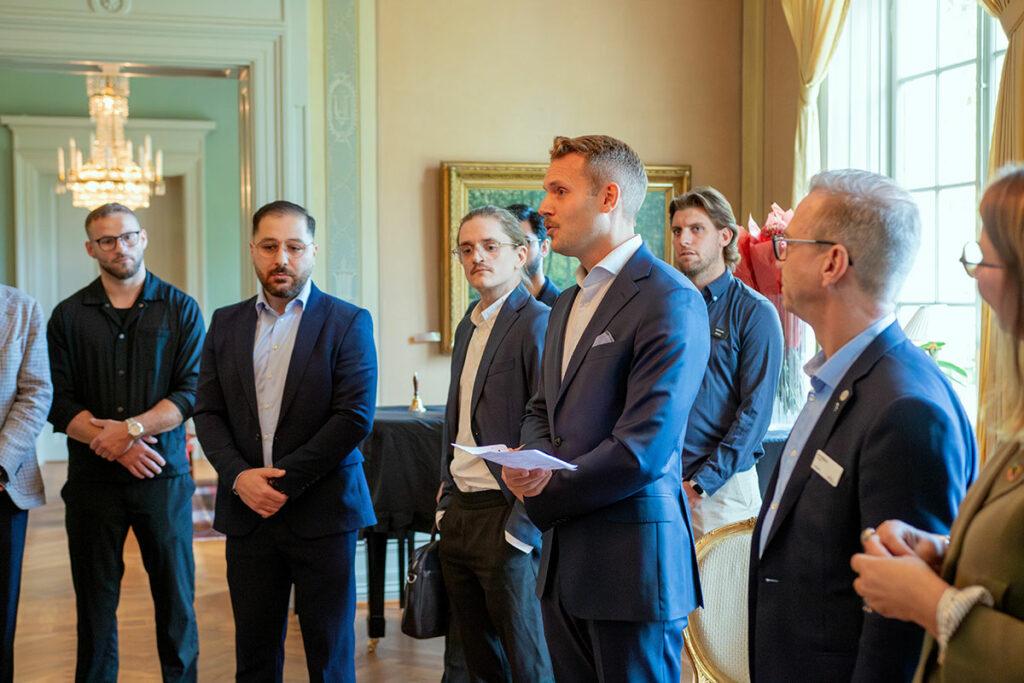 Henning håller tal under prisceremoni för SKAPA-priset. Åskådare lyssnar. 