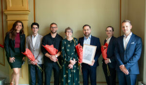 Recnote står tillsammans med Science Parks affärsutvecklare och landshövdingen och ler mot kameran. De håller i diplom och blommor.