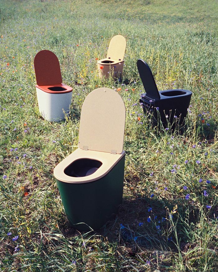 Fyra toaletter från Harvest Moon i olika färger står utspridda i en blommande äng.