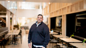 Science Parks medarbetare Joel Sundström står i restaurangen i Science Park och ler mot kameran.